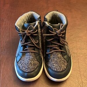 Boys casual high top shoe. Excellent condition